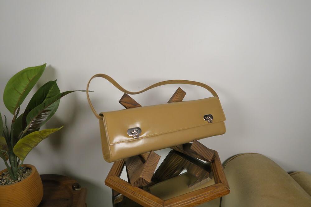Vintage Lenny e Cia Camel Beige Leather Baguette Shoulder Bag